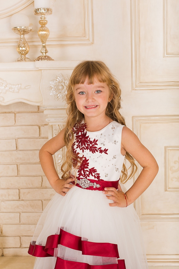 Детское белое платье с бордовой окантовкой юбки 