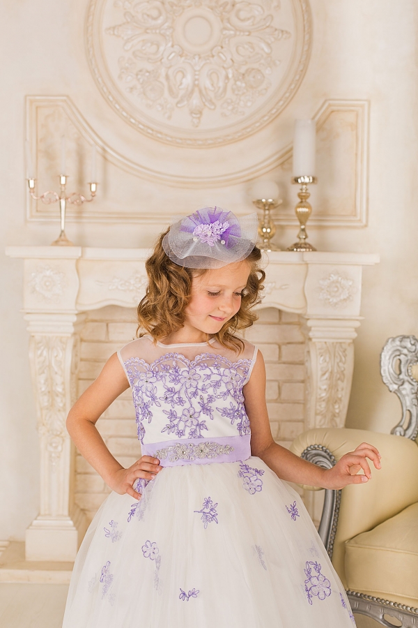 Детское белое платье с лиловой вышивкой 