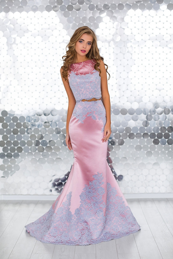 розовое платье-двойка топ и юбка со шлейфом
