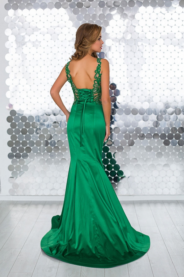 дизайнерское платье с открытой спиной и вышивкой в зеленом цвете