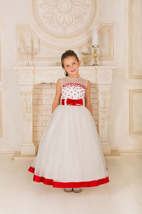 Пышное белое платье для девочки с красными элементами 